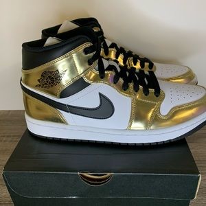 Jordan 1 mid SE metallic gold